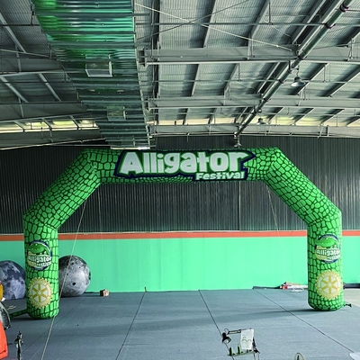 Außenlauf Lebkuchen Süßigkeiten Regenbogen Bleistift Blow Up Event Eingang aufblasbare Werbebögen mit LED-Lichtwassersprinkler