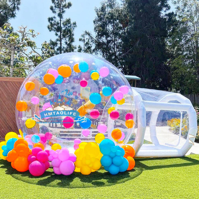Weißes Hüpfhaus mit Schaumbladen, das transparent spielt