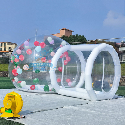 Weißes Hüpfhaus mit Schaumbladen, das transparent spielt